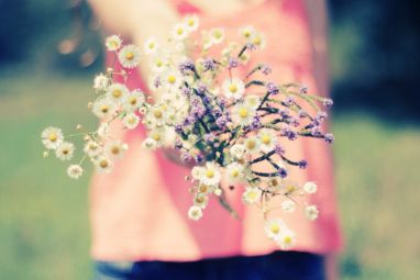 Nature___Flowers_____Girl_with_bouquet_of_flowers_087549_29.jpg