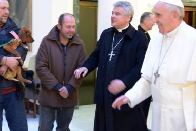 Pope-Francis-meets-the-homeless.jpg