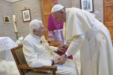 Papa-Franjo-i-Benedikt-XVI-arhivska-fotografija-od-28-lipnja-2018-Vatican-News.jpeg