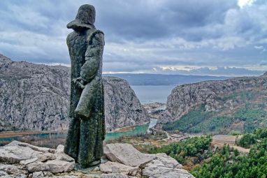 Statua-Mile-Gojsalic-ponad-usca-Cetine-u-more.jpg
