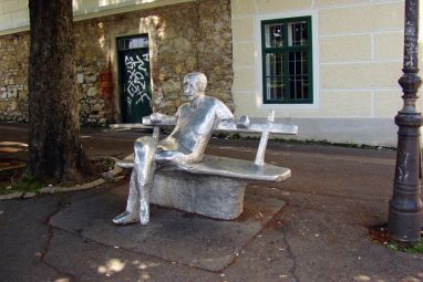 matos-na-klupi.jpg
