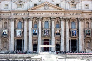 20181012_Banners-in-StPeter-s-Square_Daniel-Ibanez_10.jpg