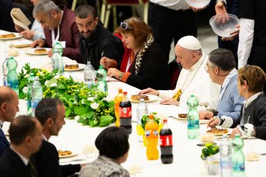 20181118_Pope-Francis-lunches-with-the-poor_Daniel-Ibanez_2.jpg