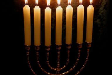 800px-RoyLindmanTempleMenorah_003.jpg