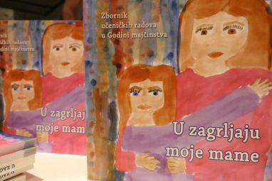 u-zagrljaju-moje-mame.jpg