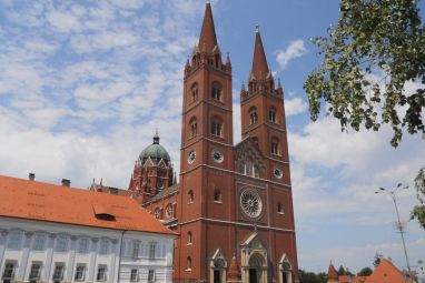 Đakovo-CathedralĐakovo-Croatia.jpg