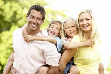 photodune-317366-family-having-fun-in-countryside-l.jpg
