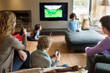 Family_with_TV_and_2904536b.jpg