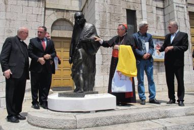 Kip-majke-Terezije-u-sarajevu.jpg