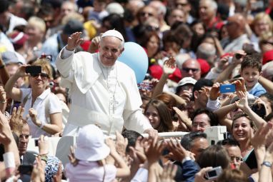 Pope-Francis-in-crowd.JPG