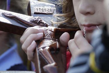 A-child-holds-crucifix-d-003.jpg