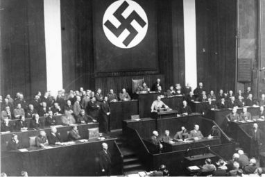 20150202183344Bundesarchiv_Bild_102-14439_Rede_Adolf_Hitlers_zum_Ermachtigungsgesetz-696x499.jpg