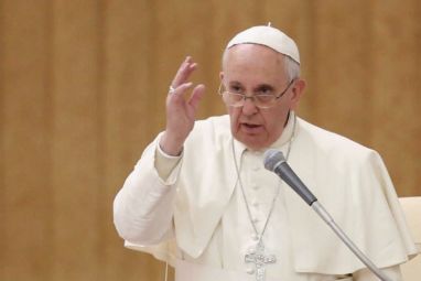 Dec-15,-2014-Pope-met-staff-members-of-TV-2000_4.jpg