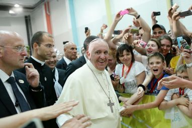 Papa-franjo-s-mladima.jpg