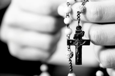 Woman-praying-with-rosary.jpg