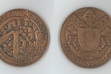 Medalja-7-obljetnice-pontifikata-pape-Franje-Vatican-Media.jpeg